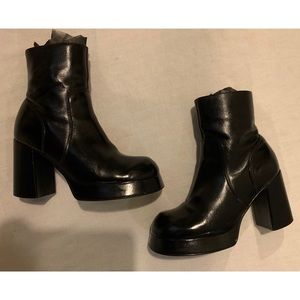 Vintage 90s platform boots in black